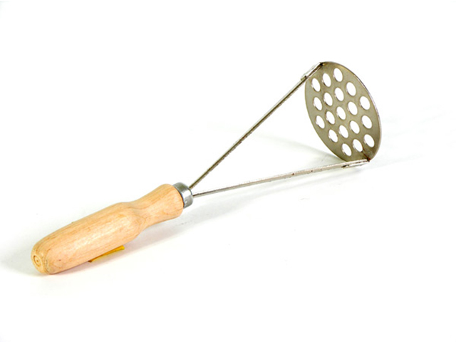 Картофелемялка с деревянной ручкой